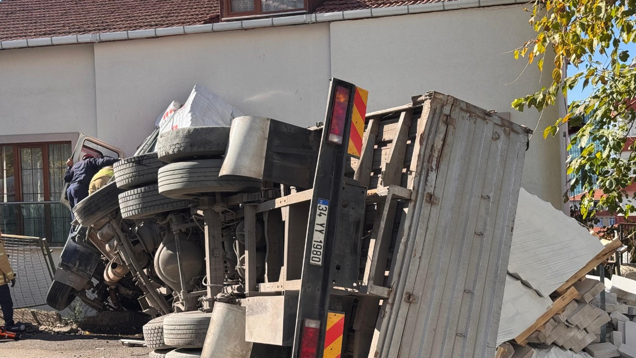 Kartal'da kontrolden çıkan tır eve girdi: 1 yaralı