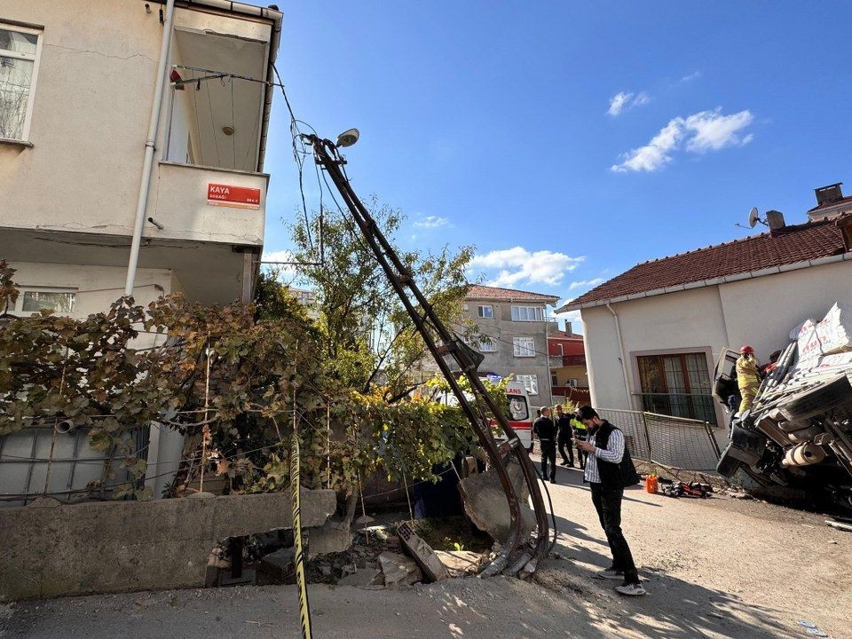 Kartal'da kontrolden çıkan tır eve girdi: 1 yaralı - Sayfa 6