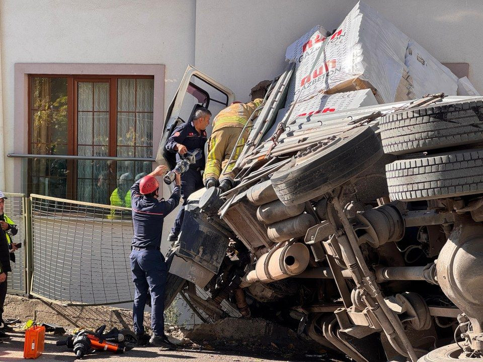 Kartal'da kontrolden çıkan tır eve girdi: 1 yaralı - Sayfa 7