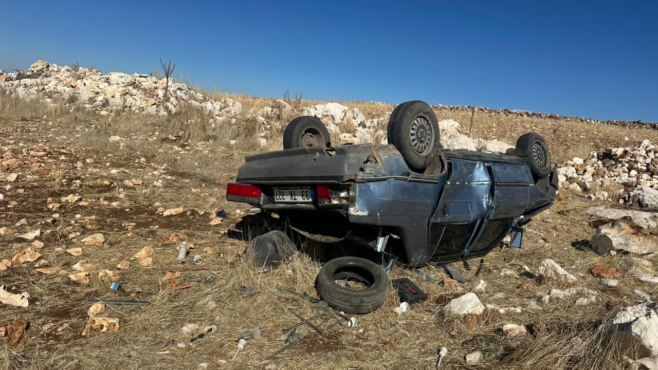 Mardin'de devrilen otomobildeki 2 kişi yaralandı