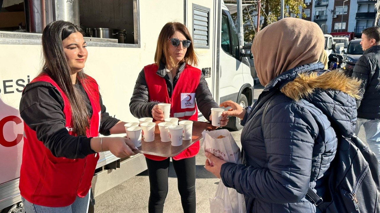 Kızılay'dan esnafa mesir macunlu süt ikramı