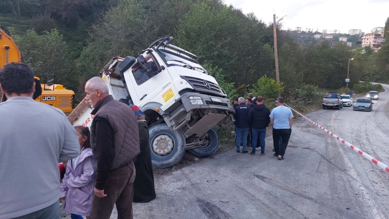 Kamyonun Otomobili Altına Aldı: Dereye Düştü - Sayfa 4