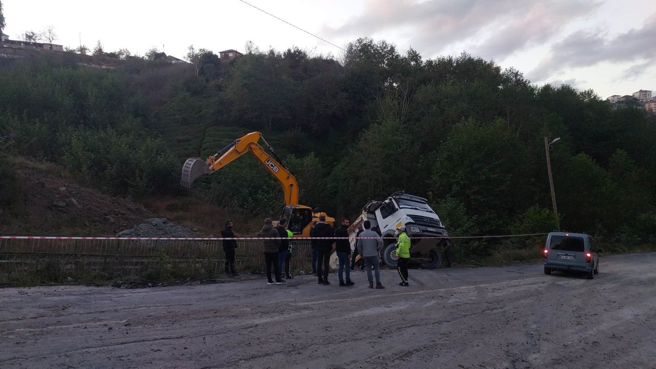 Kamyonun Otomobili Altına Aldı: Dereye Düştü - Sayfa 6