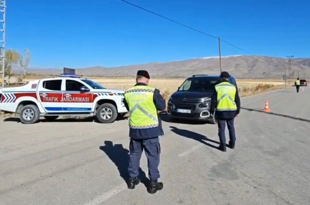 Van'da Jandarma Ekiplerinden Trafik Denetimi: 133 Araç ve Sürücüye İşlem Yapıldı - Sayfa 3