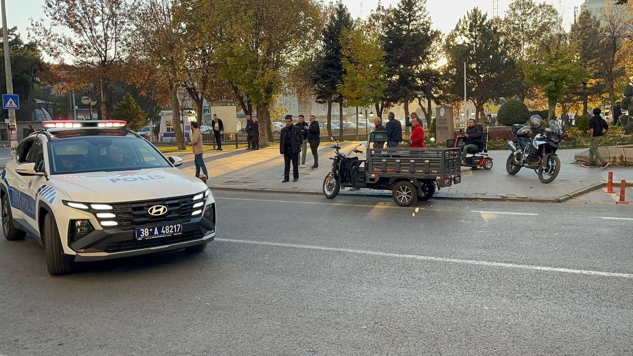 Genci Bıçaklayan 2 Kişi, Kaçarken Düşüp Yaralandı - Sayfa 1