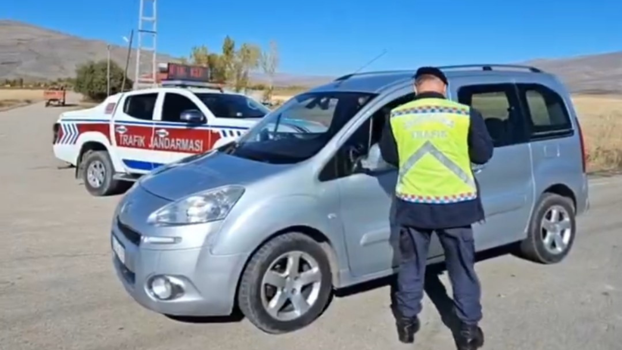 Van'da Jandarma Ekiplerinden Trafik Denetimi: 133 Araç ve Sürücüye İşlem Yapıldı