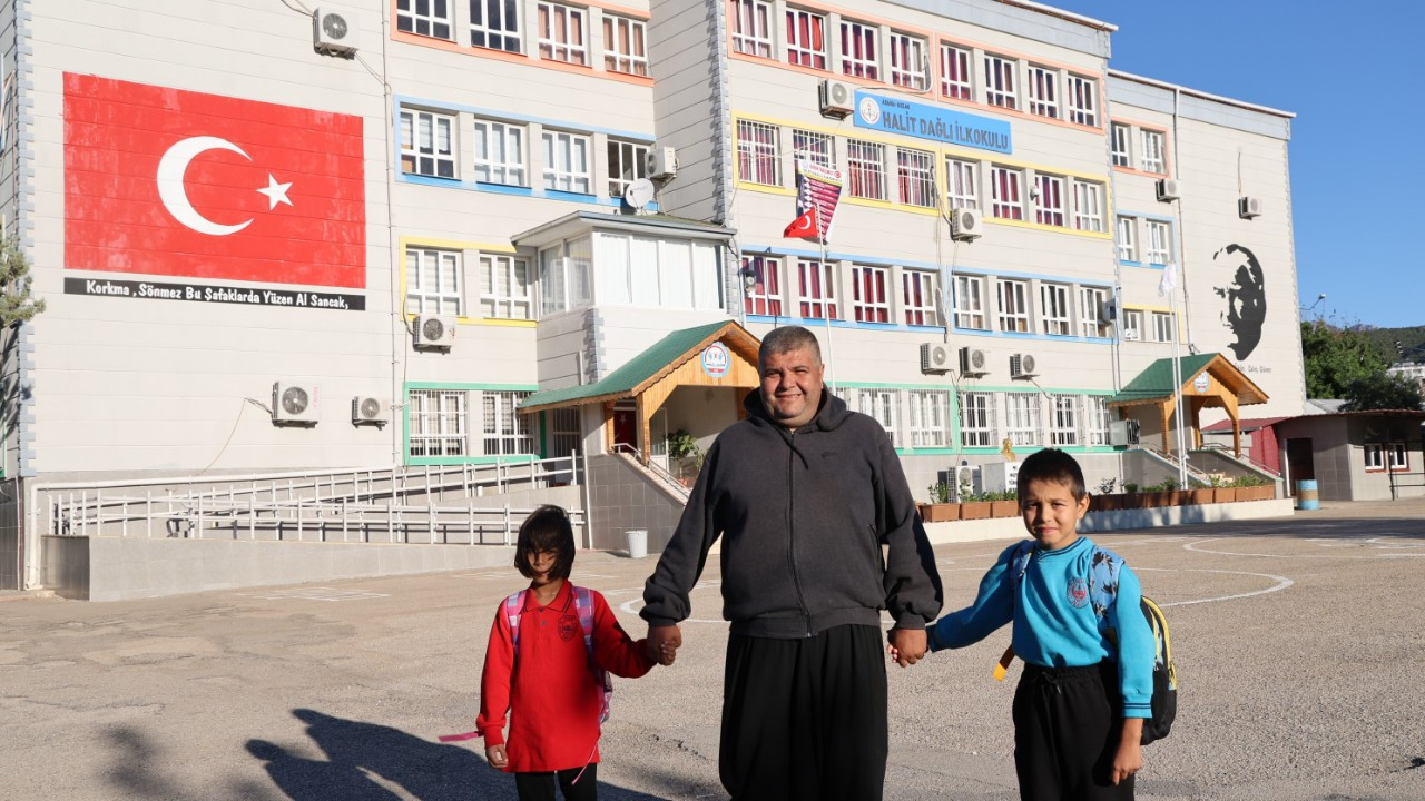 Konuşma zorluğu çeken babanın çocuklarını okutma azmi