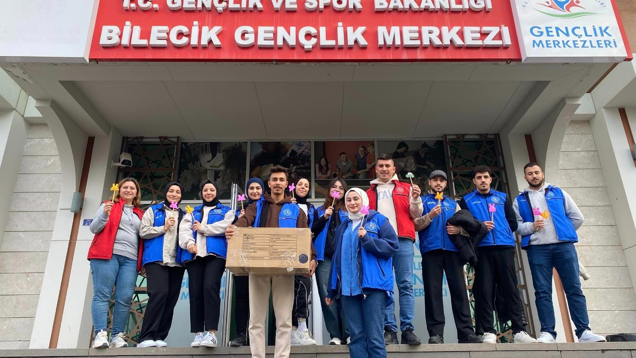 Sınavdan toplanan kalemleri süsleyerek, minik öğrencilere hediye ettiler