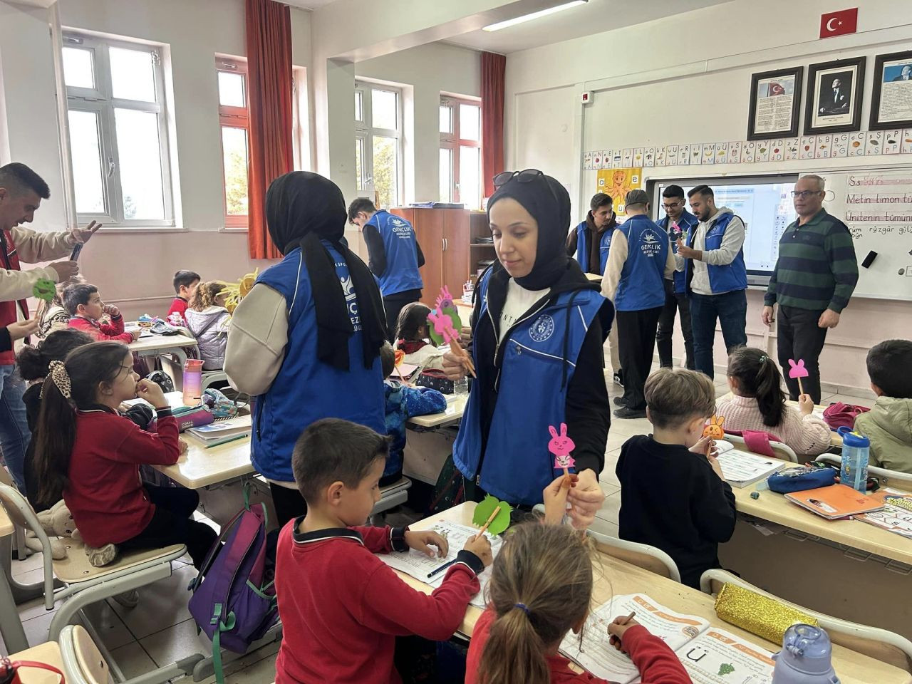 Sınavdan toplanan kalemleri süsleyerek, minik öğrencilere hediye ettiler - Sayfa 3