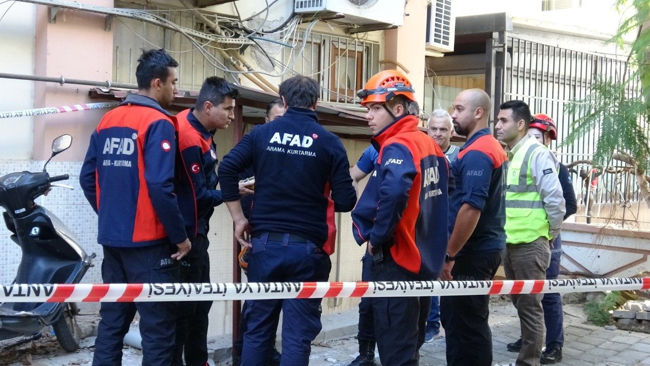 Gaz sıkışması bomba gibi patladı, 2 belediye çalışanı yaralandı