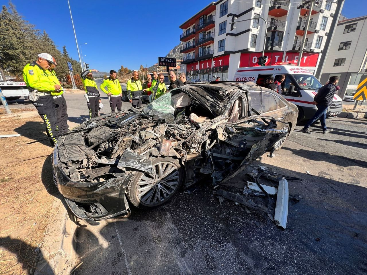 Kırmızı ışık ihlali yapan lüks otomobilin kamyona çarptığı kazada can pazarı - Sayfa 7