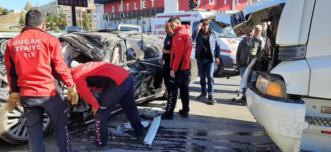 Kırmızı ışık ihlali yapan lüks otomobilin kamyona çarptığı kazada can pazarı - Sayfa 2