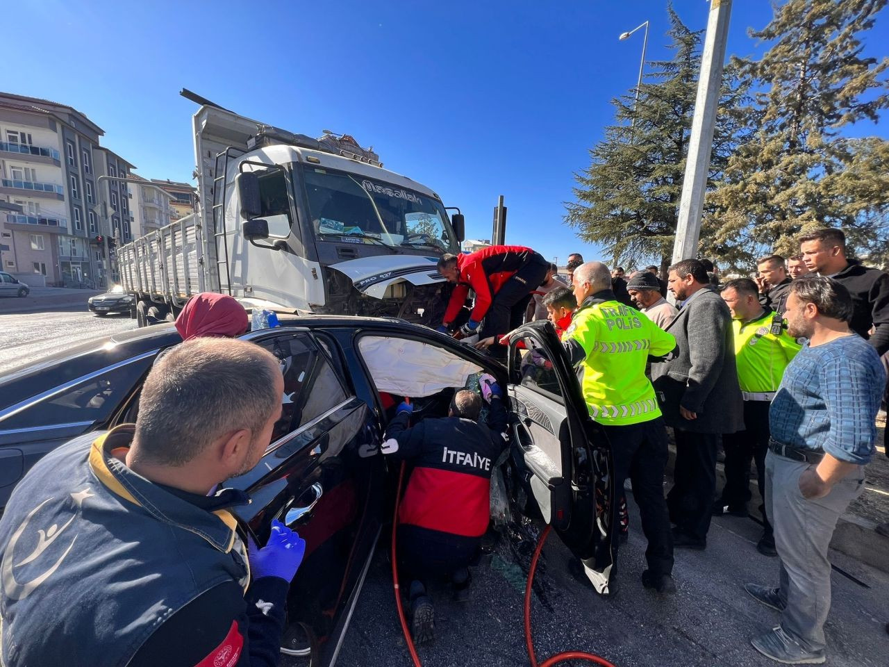 Kırmızı ışık ihlali yapan lüks otomobilin kamyona çarptığı kazada can pazarı - Sayfa 1