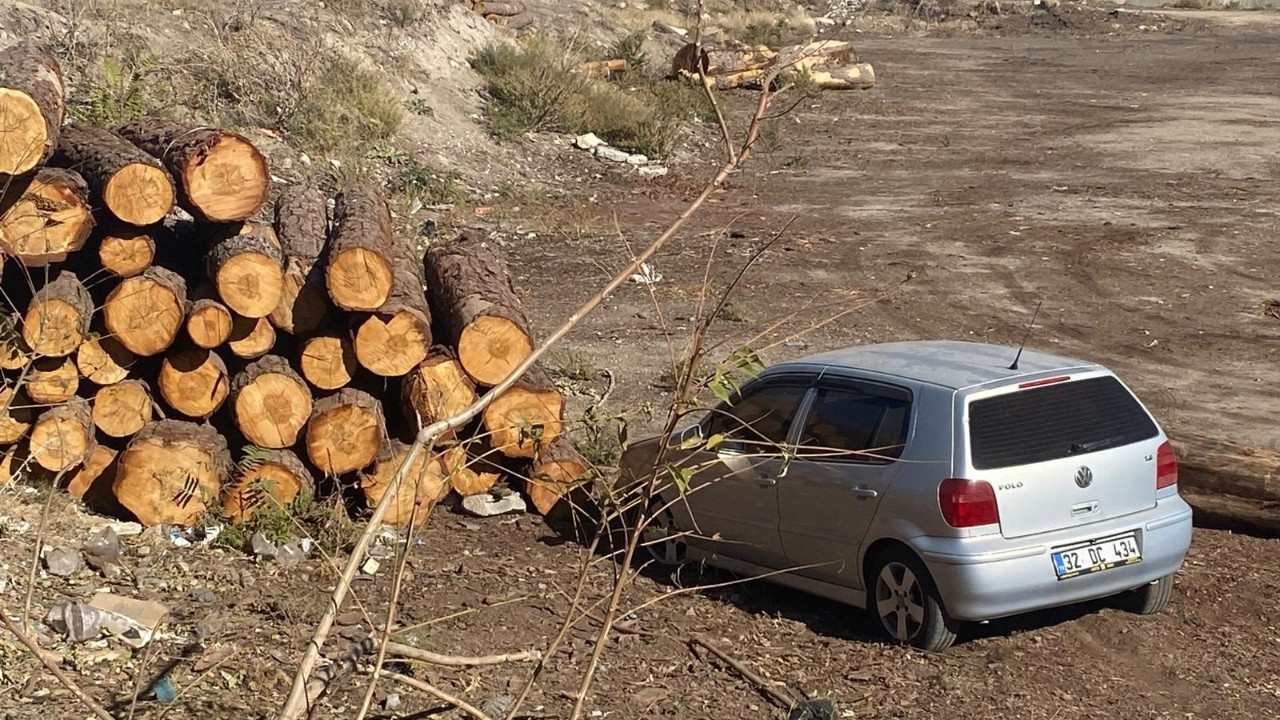 Isparta’da kontrolden çıkan otomobil tomrukların üzerinden düştü: 2 yaralı