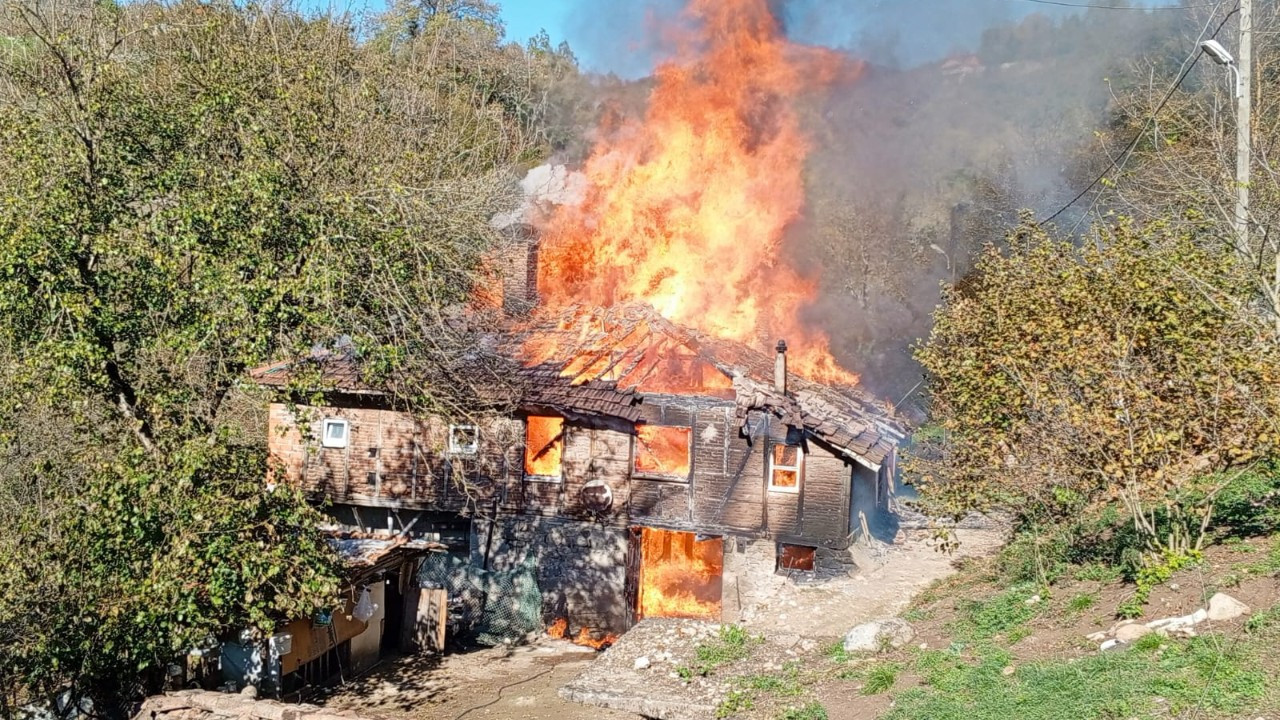 Zonguldak'ta iki katlı ahşap ev tamamen yandı