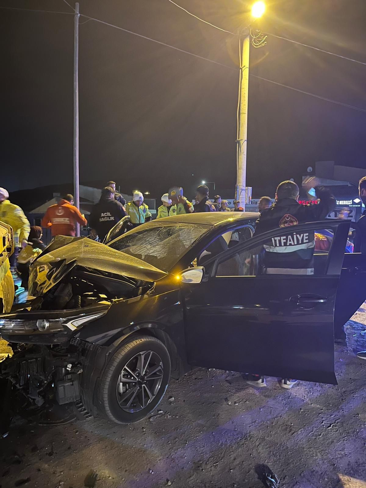 Bitlis'te otomobil iş makinesine çarptı: 4 yaralı - Sayfa 4