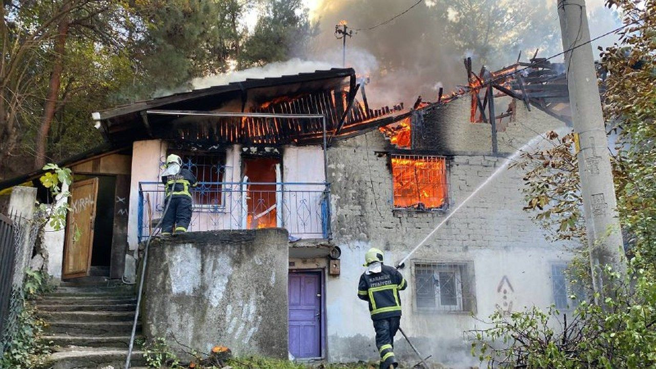 İki katlı ev alev alev yandı, yangın ormana sıçramadan söndürüldü - Sayfa 1