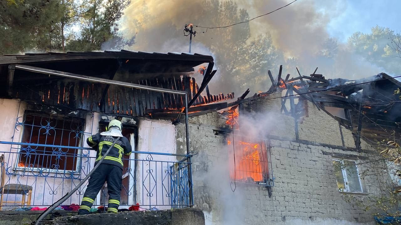 İki katlı ev alev alev yandı, yangın ormana sıçramadan söndürüldü - Sayfa 4