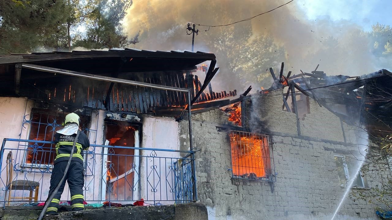 İki katlı ev alev alev yandı, yangın ormana sıçramadan söndürüldü