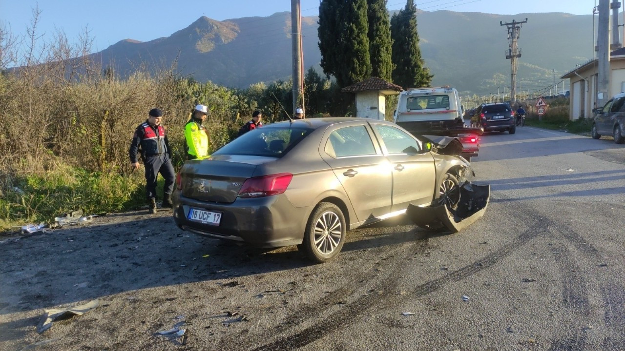 Bursa'da Feci Kaza: 2 Otomobil Kafa Kafaya Çarpıştı, 7 Yaralı!