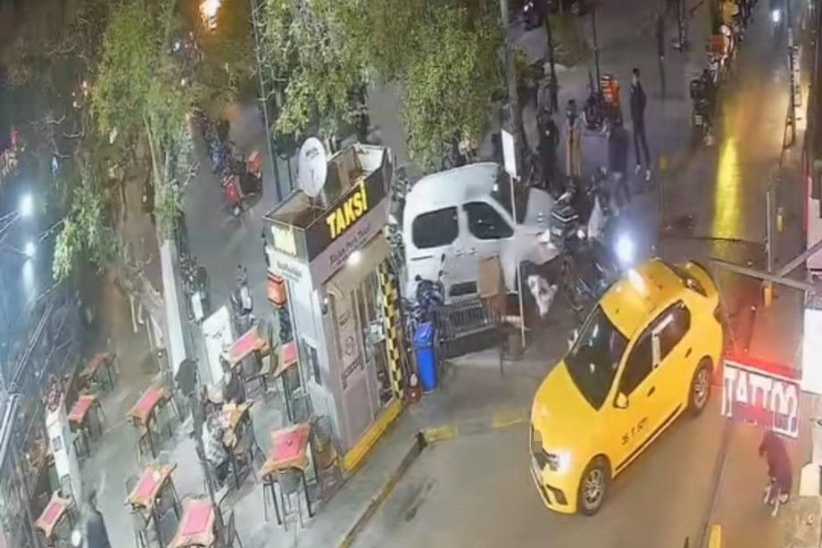 Polisten Kaçarken Motosikletleri Ezdi Geçti, O Anlar Kamerada - Sayfa 1