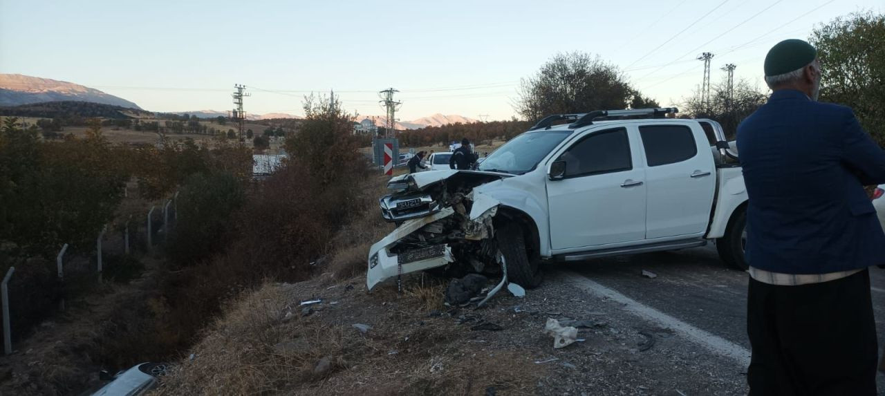 Adıyaman Kahta’da Otomobil ve Kamyonet Çarpıştı: 11 Yaralı - Sayfa 4