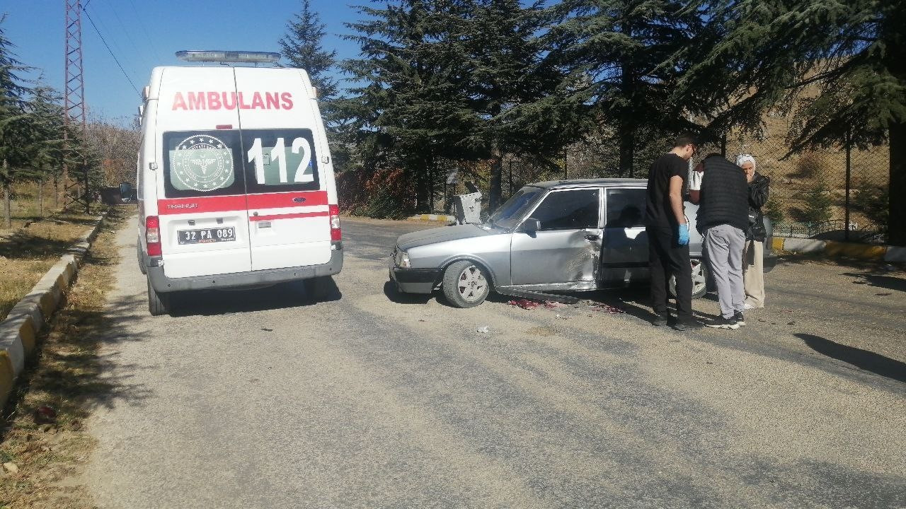 Isparta'da Otomobil ile Motosiklet Çarpıştı: 1 Kişi Yaralandı