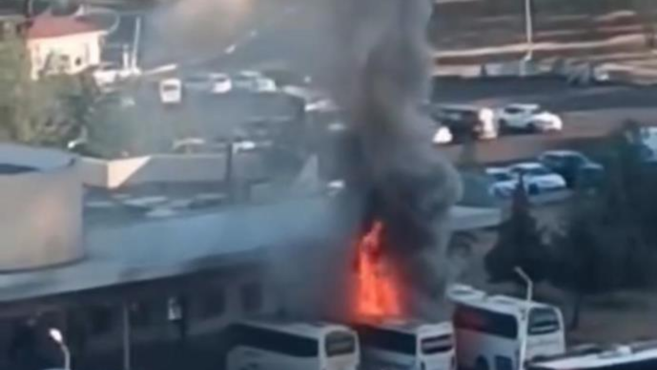 Diyarbakır Otogarı'nda Park Halindeki Otobüs Yandı!