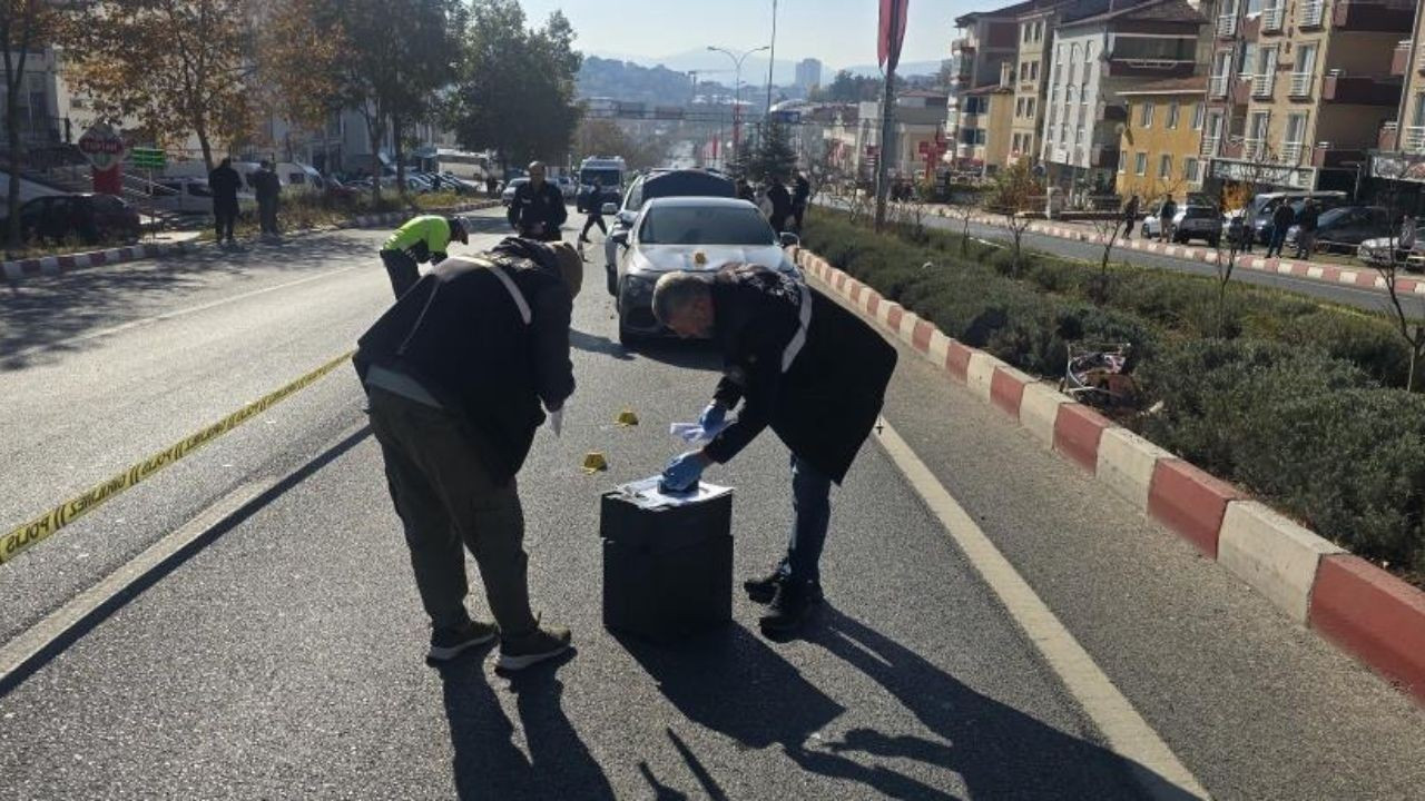 Bilecik'te otomobilin çarptığı yaşlı kadın bir yana, elindeki çantası bir yana savrulurken, kadın hayatını kaybetti