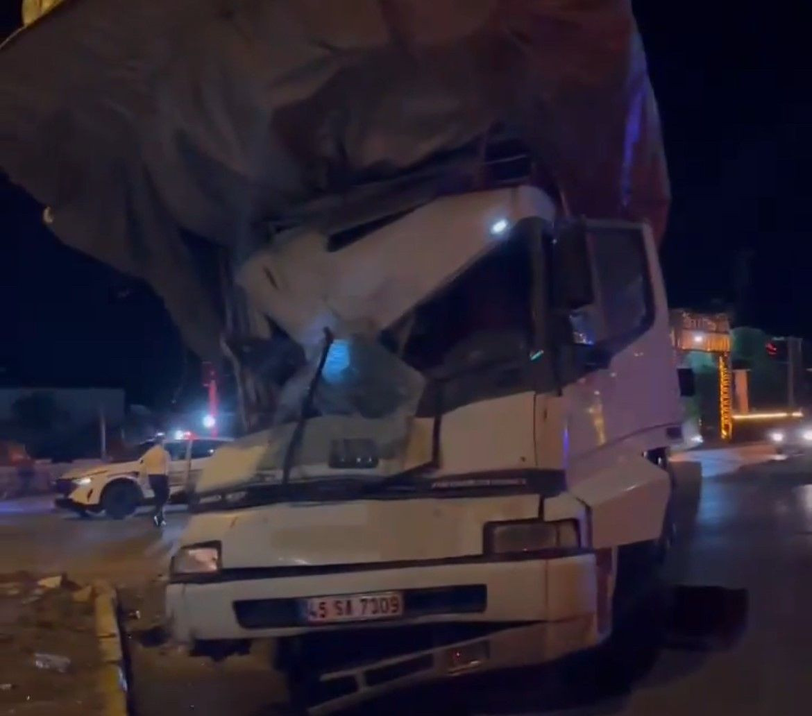 Bandırma'da Otobüs Ve Kamyon Çarpıştı, Çok Sayıda Yolcu Yaralandı! - Sayfa 3