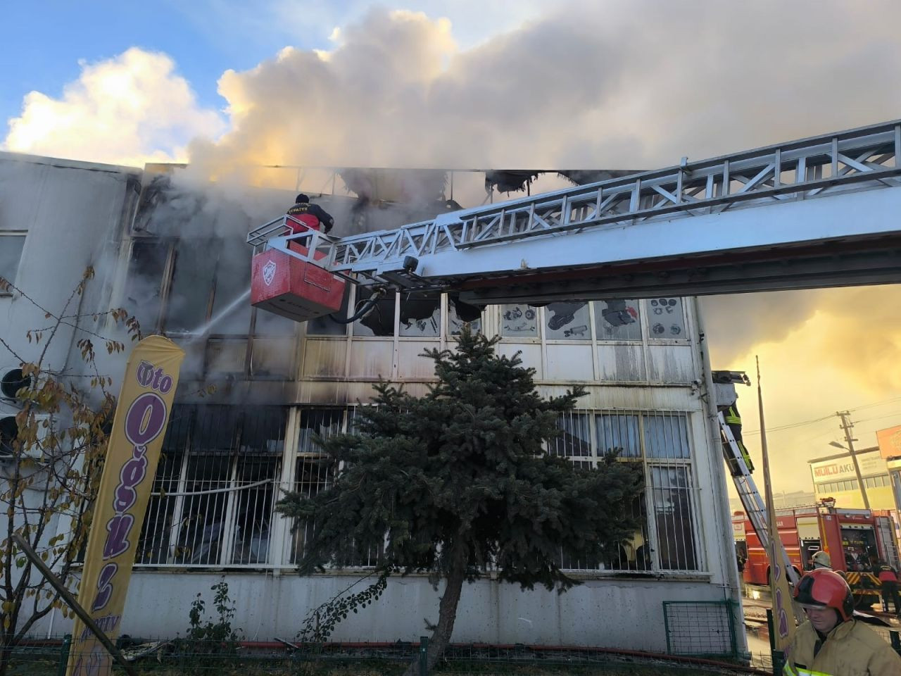 Oto yedek parçası satan iş yeri alevlere teslim oldu - Sayfa 4