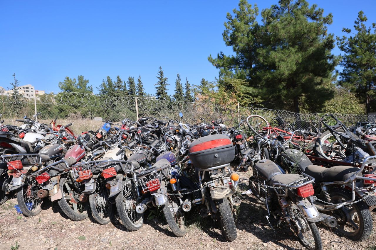 Kozan'da Sahipleri Tarafından Alınmayan Araçlar Hurdaya Dönüşüyor! '13-15 Yıllık Motosikletler Var' - Sayfa 4