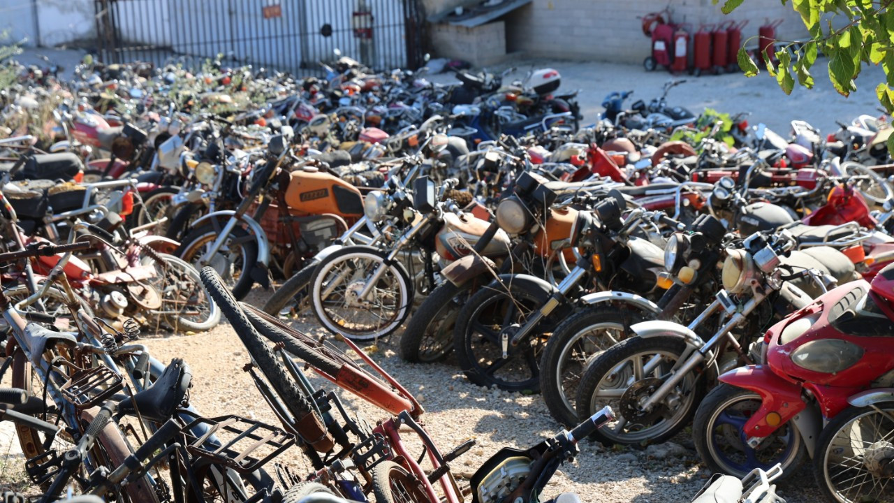 Kozan'da Sahipleri Tarafından Alınmayan Araçlar Hurdaya Dönüşüyor! '13-15 Yıllık Motosikletler Var'