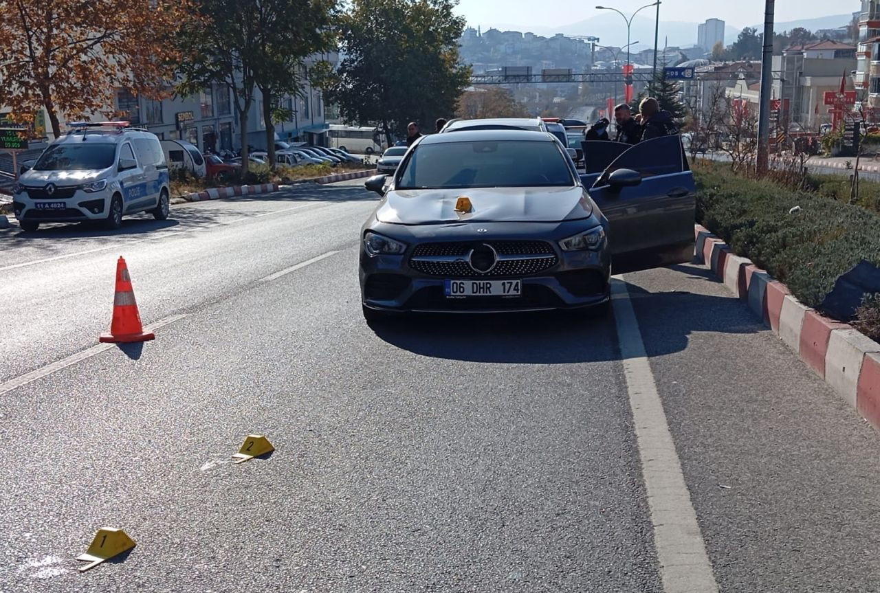 Bilecik'te otomobilin çarptığı yaşlı kadın bir yana, elindeki çantası bir yana savrulurken, kadın hayatını kaybetti - Sayfa 1