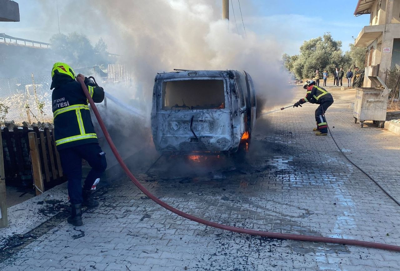 Park halindeki araç alev topuna döndü - Sayfa 2