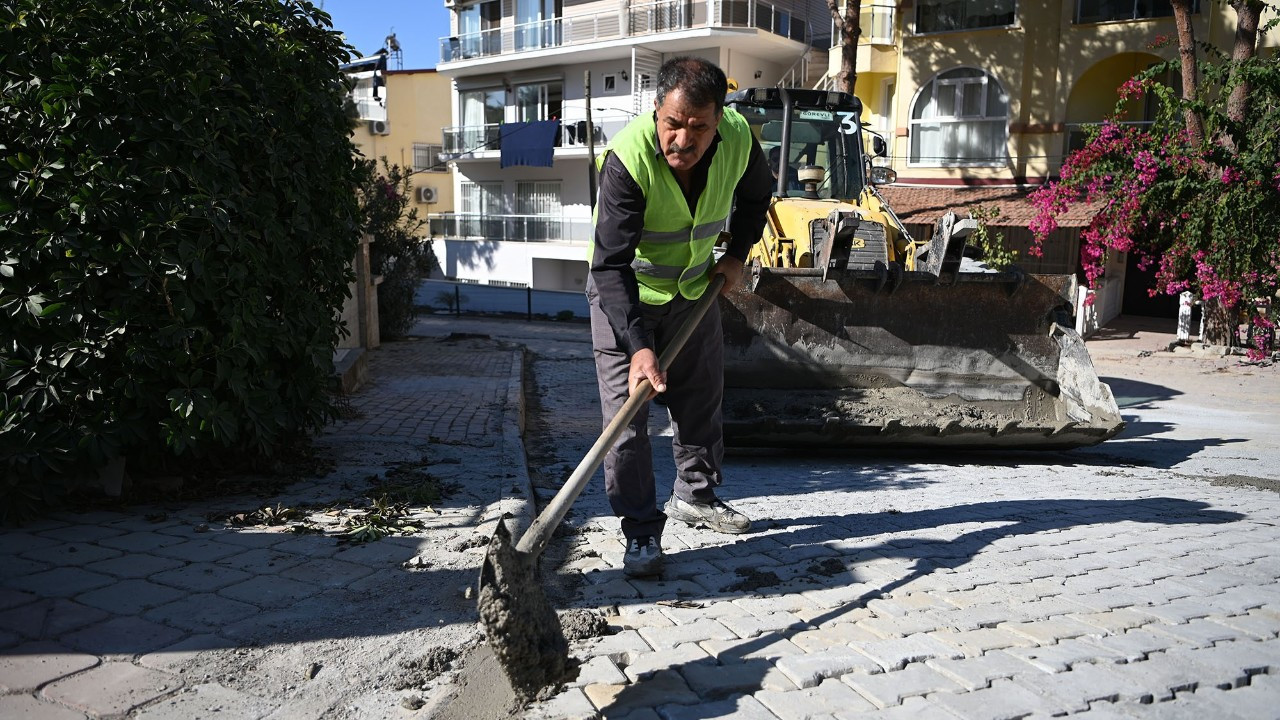 Kuşadası'nda Yol Yapım ve Bakım Çalışmaları Hızla Devam Ediyor