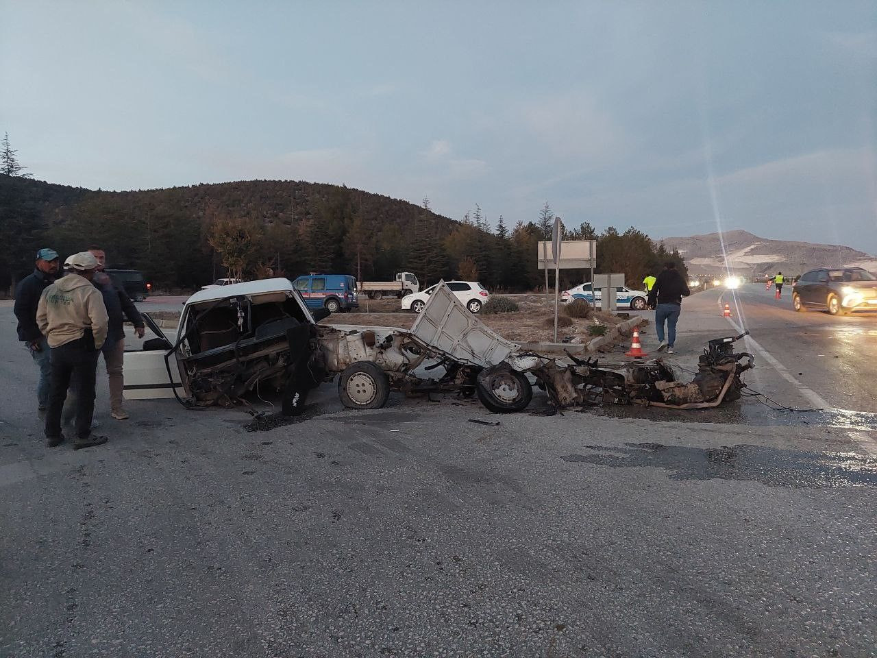 Burdur'da Feci Kaza: 6 Yaralı, Tofaş Otomobil İkiye Bölündü - Sayfa 10