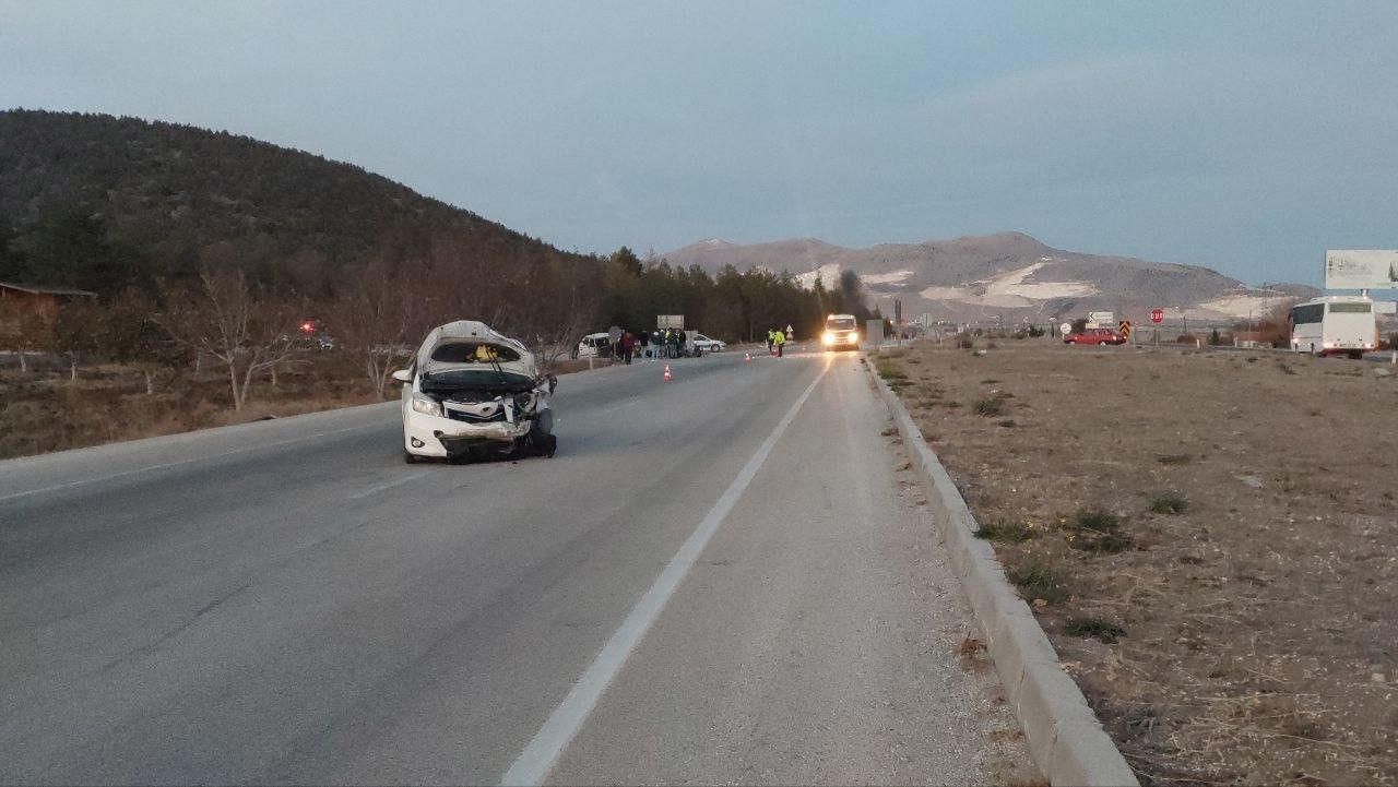 Burdur'da Feci Kaza: 6 Yaralı, Tofaş Otomobil İkiye Bölündü - Sayfa 9