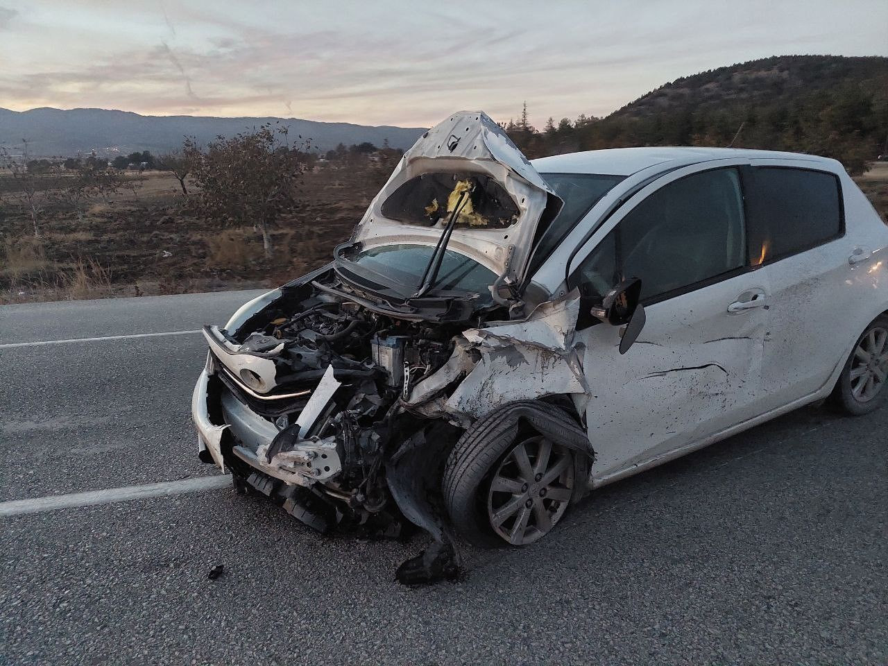 Burdur'da Feci Kaza: 6 Yaralı, Tofaş Otomobil İkiye Bölündü - Sayfa 1