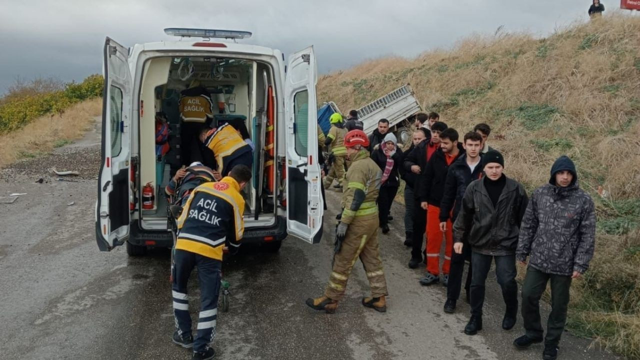 Zeytin yüklü kamyonet uçuruma yuvarlandı, sürücü yaralı kurtarıldı