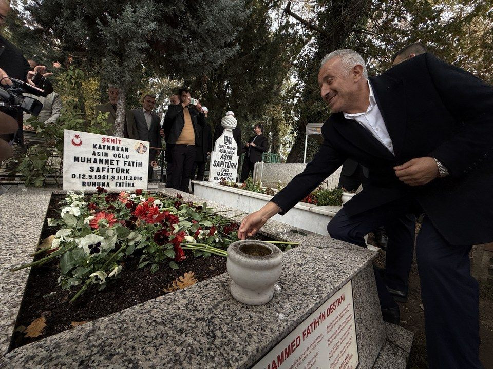 Şehit Kaymakam Safitürk, kabri başında dualarla anıldı - Sayfa 7