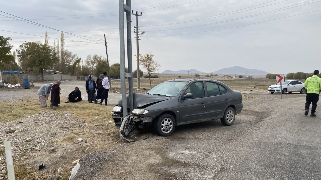 Ehliyetsiz sürücünün kullandığı otomobil direğe çarptı: 4 yaralı