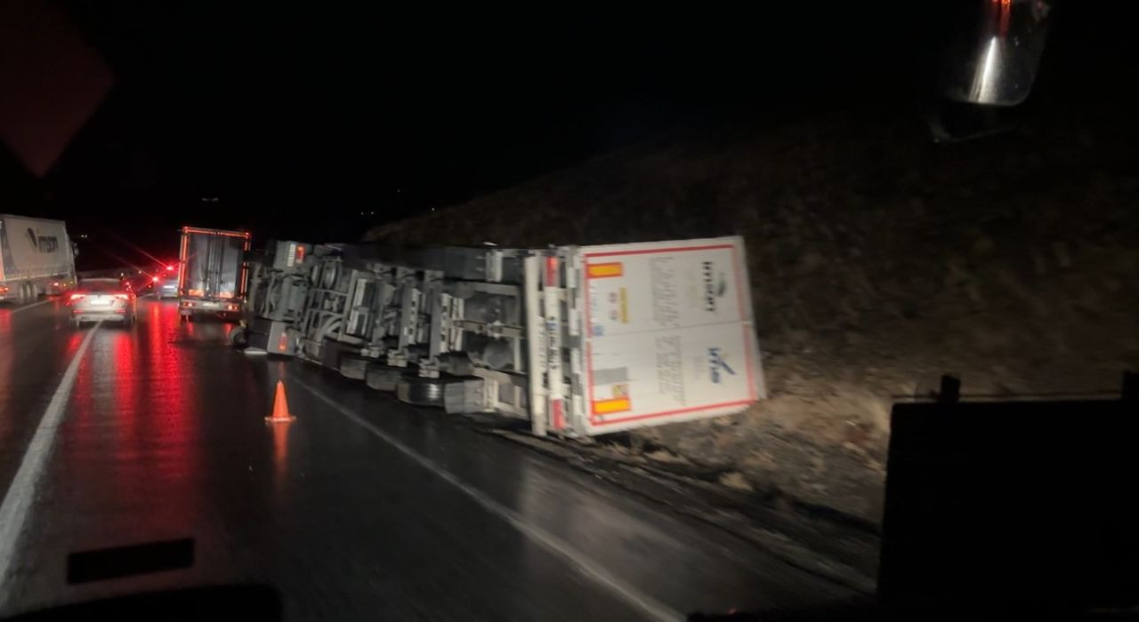 Yüksekova-Van Karayolunda Tır Devrildi - Sayfa 1