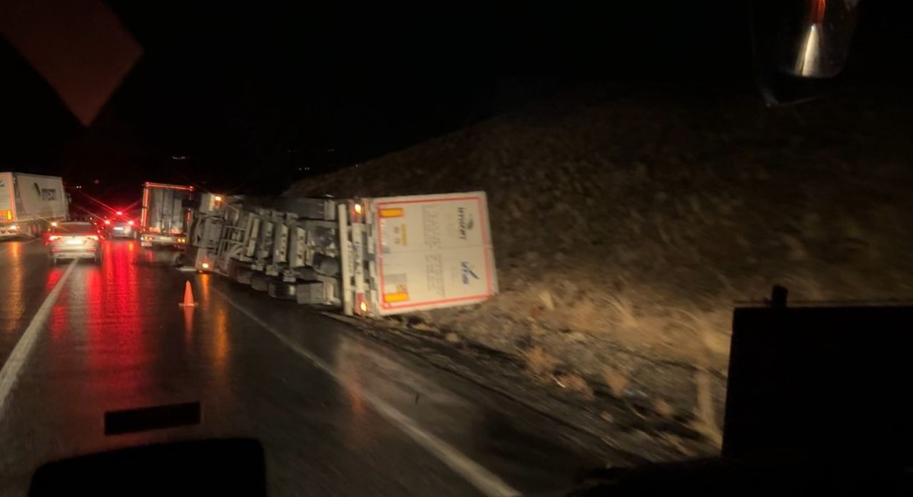 Yüksekova-Van Karayolunda Tır Devrildi - Sayfa 2