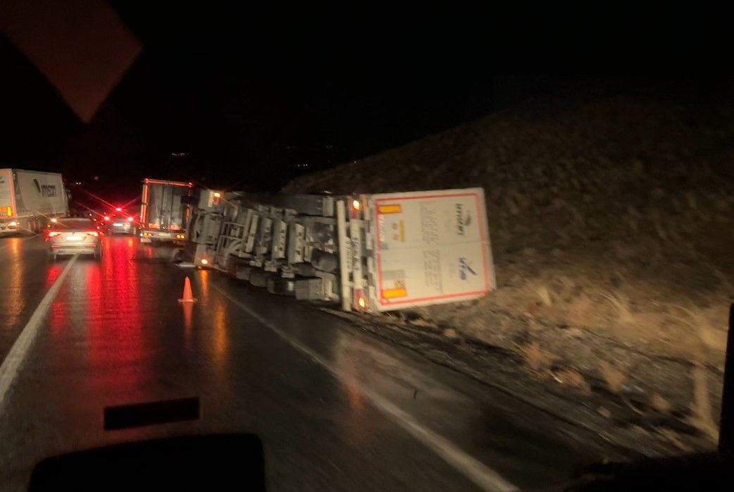 Yüksekova-Van Karayolunda Tır Devrildi - Sayfa 3