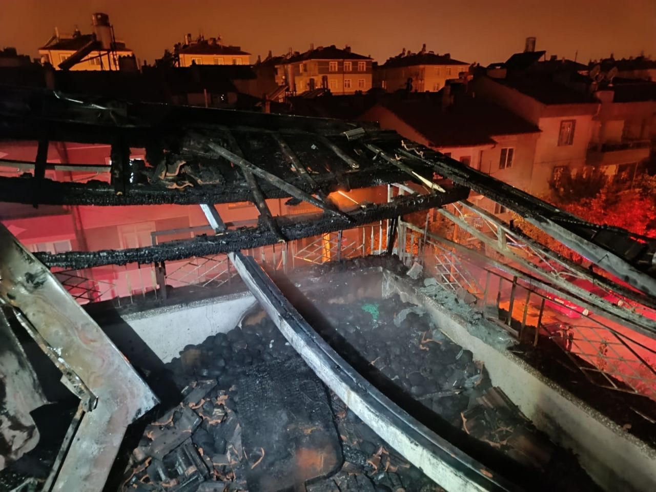 Karaman’da 2 Katlı Binanın Çatı Katında Korkutan Yangın - Sayfa 3
