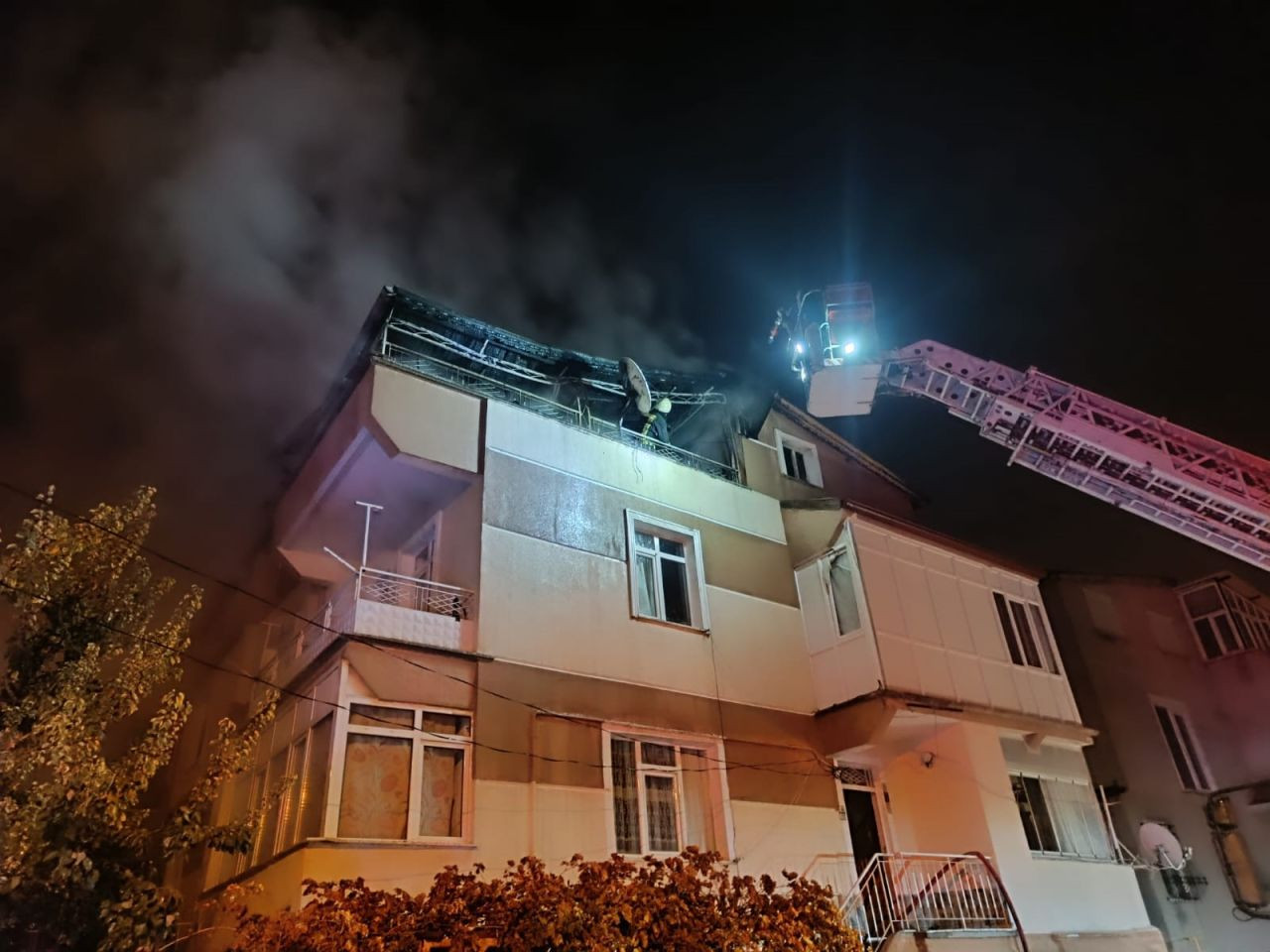 Karaman’da 2 Katlı Binanın Çatı Katında Korkutan Yangın - Sayfa 2