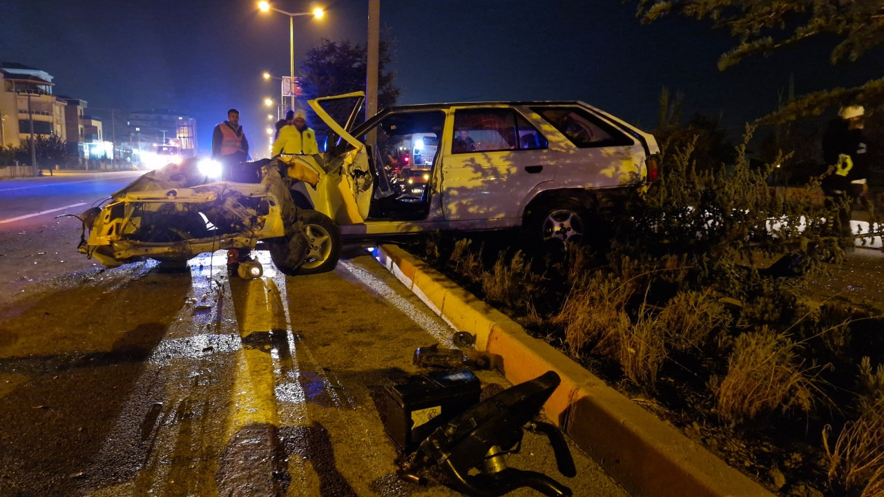 Otobüsü Sollarken Kontrolden Çıkan Araç Kazaya Yol Açtı: 4 Yaralı