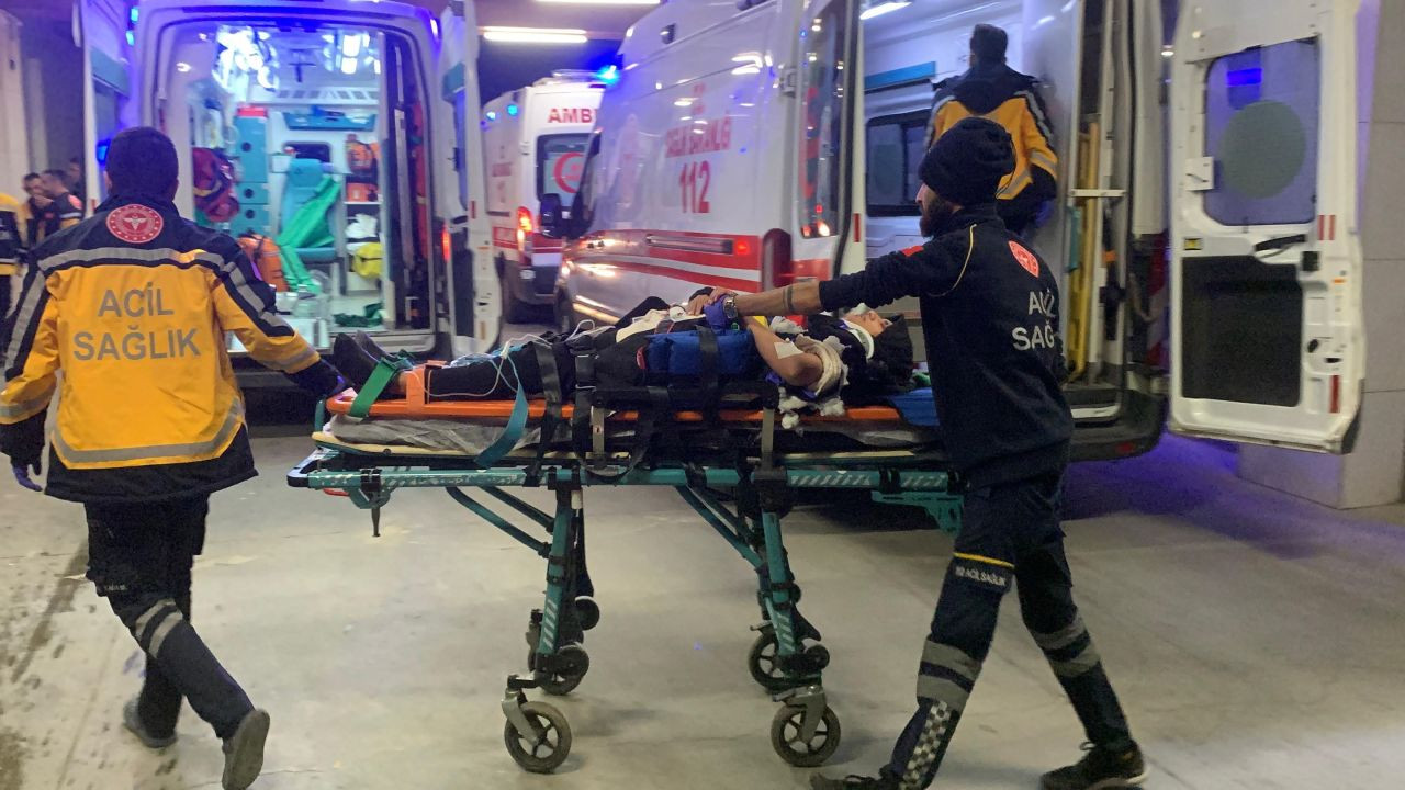 Otobüsü Sollarken Kontrolden Çıkan Araç Kazaya Yol Açtı: 4 Yaralı - Sayfa 5