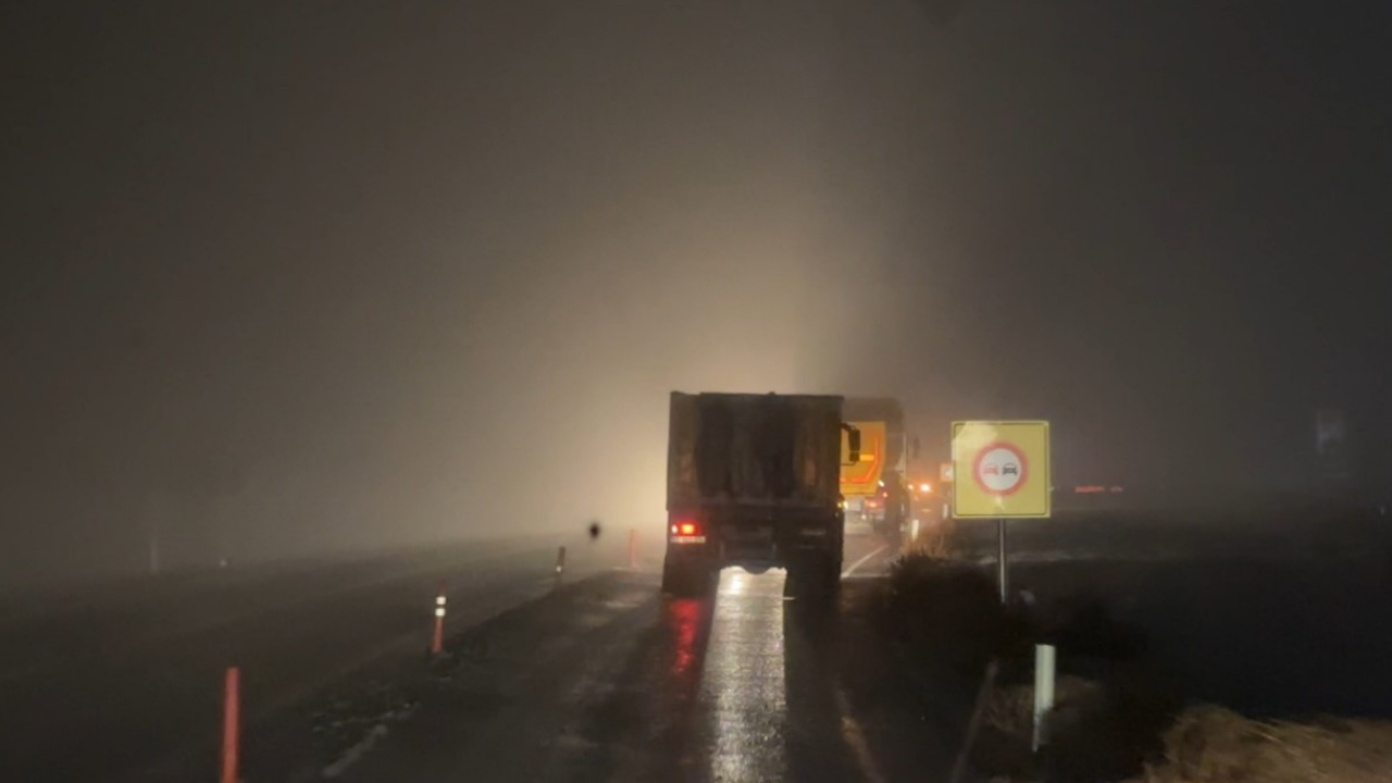 Yüksekova-Van Karayolunda Yoğun Sis Sürücülere Zor Anlar Yaşattı